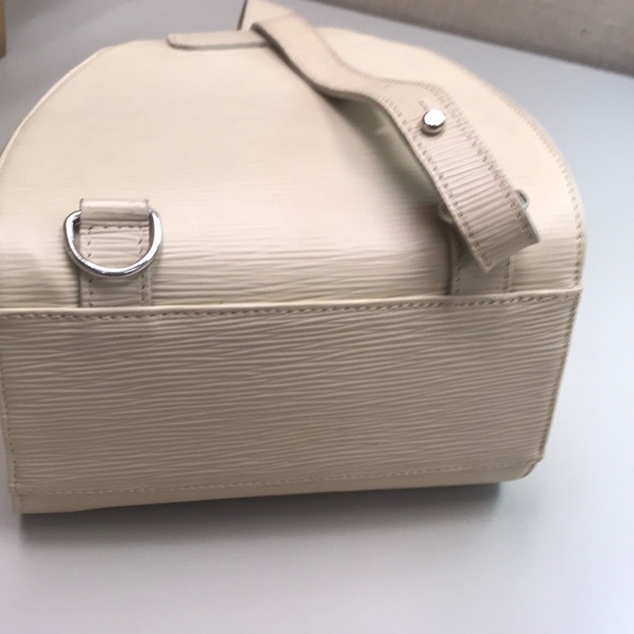 Ch.C Epi leather Sling Bag - Picture 6 of 8